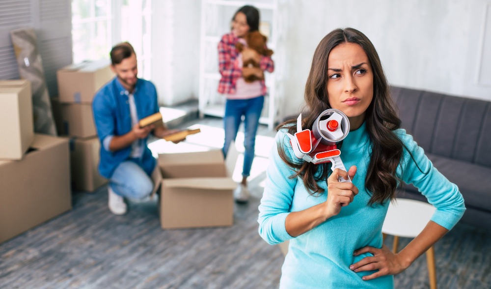 Как выселить из квартиры непрописанного человека